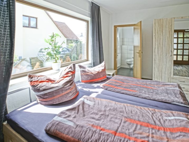 Ferienwohnung Herrenhaus EG Mönkebude Schlafzimmer mit Toilette x1000